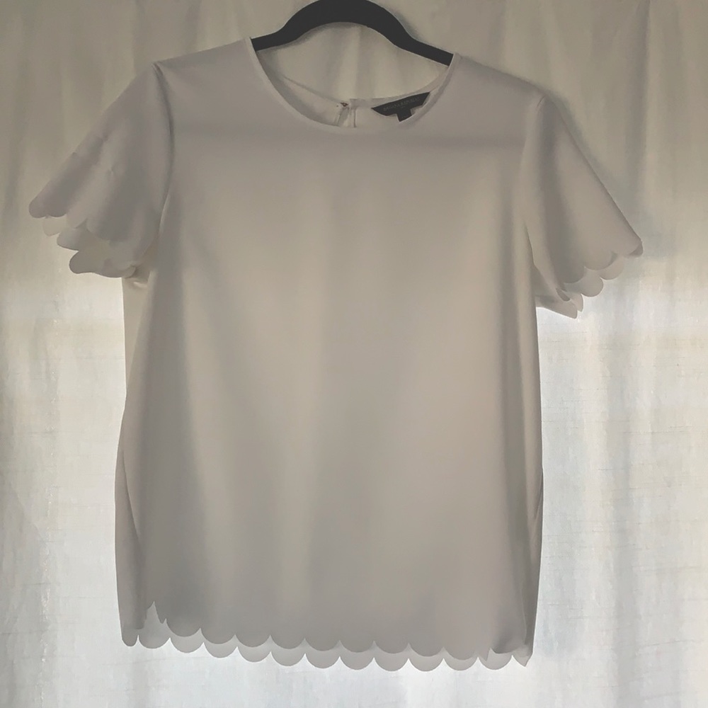 BANANA REPUBLIC white scalloped hem shirt. Size small